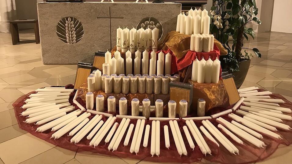 Die gesegneten Jahreskerzen der Pfarrei Ergolding mit den Kerzen zum Blasiussegen (auf dem Altar). Die gesegneten Jahreskerzen der Pfarrei Ergolding mit den Kerzen zum Blasiussegen (auf dem Altar).