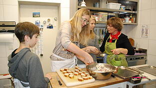 Die Teilnehmer Michael, Verena und Jessica bemühen sich, damit das Gekochte dann auch gut schmeckt.