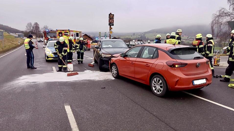 Die Further und Schafberger Feuerwehrler bei der Beseitigung von auslaufenden Kraftstoffen an der Unfallstelle.
