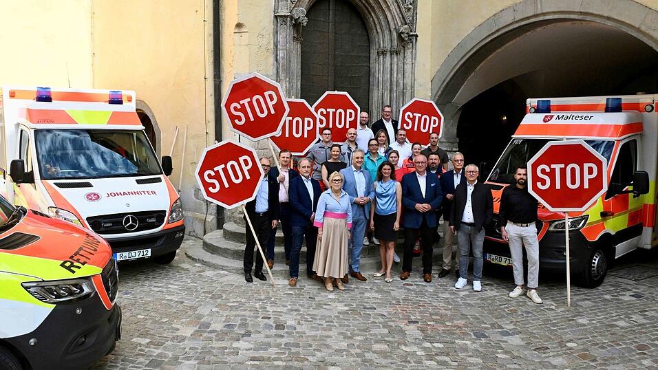 Mit einer gemeinsamen Protestaktion haben die Kliniken aus Stadt und Landkreis mit Vertretern der Rettungsdienste, Landr&auml;tin Tanja Schweiger (vordere Reihe, Mitte), Bezirkstagspr&auml;sident Franz L&ouml;ffler (rechts daneben) und Oberb&uuml;rgermeister Thomas Burger (links daneben) gegen das geplante GKV-Gesetz der Bundesregierung protestiert