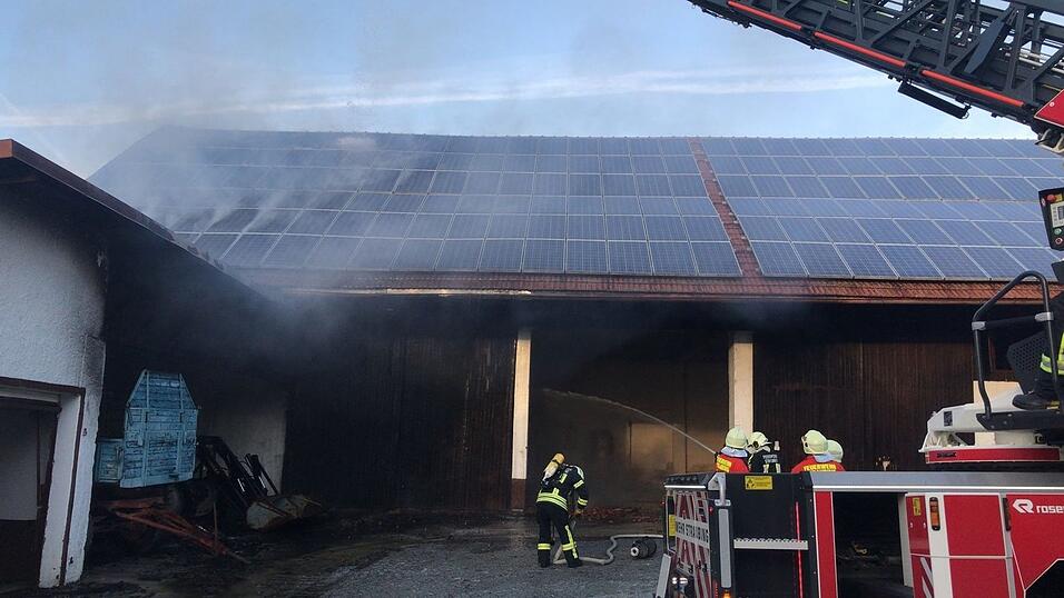 Feuerwehreinsatz in Straubing: Dort ist am Samstagnachmittag eine Scheune in Brand geraten.