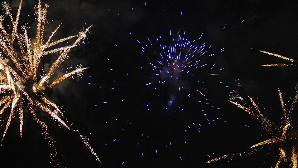 Mit einem bunten Feuerwerk wird die Lampionfahrt 2022 gefeiert.