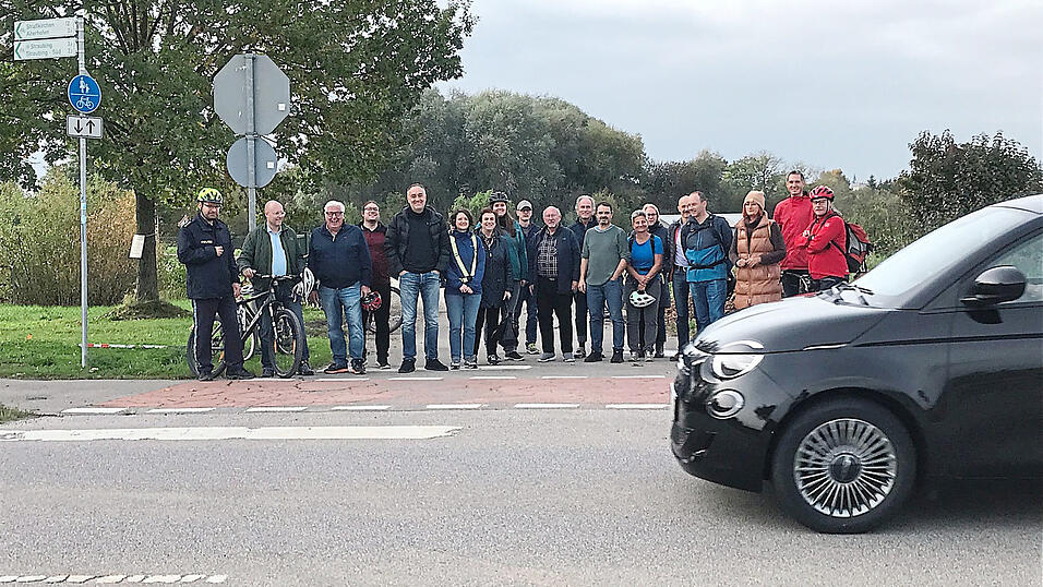 Im Berufsverkehr brauchen Fußgänger und Radfahrer auf dem Eglseer Feldweg, die den Südring in Richtung Gut Eglsee überqueren wollen, Geduld und gute Nerven. Weil eine Querungshilfe, wie Prof. Beckmann (2.v.l.) sie vorschlägt, über 100 000 Euro kosten würde, sollen als Soforthilfe die Beschilderung verbessert und ein Überholverbot geprüft werden. Im Berufsverkehr brauchen Fußgänger und Radfahrer auf dem Eglseer Feldweg, die den Südring in Richtung Gut Eglsee überqueren wollen, Geduld und gute Nerven. Weil eine Querungshilfe, wie Prof. Beckmann (2.v.l.) sie vorschlägt, über 100 000 Euro kosten würde, sollen als Soforthilfe die Beschilderung verbessert und ein Überholverbot geprüft werden.