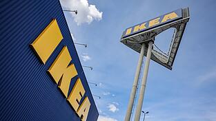 Ein bekanntes Logo: Der M&ouml;belriese Ikea. (Archivbild)