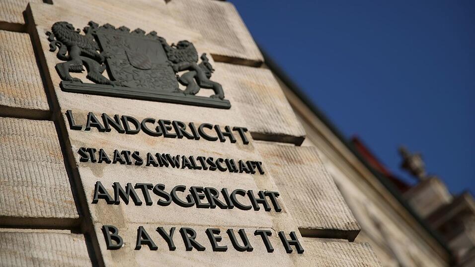 In drei verschiedenen Einrichtungen in Oberfranken soll der Pfleger den unbekleideten Intimbereich der Opfer fotografiert und in mehreren F&auml;llen ber&uuml;hrt haben. (Symbolbild)