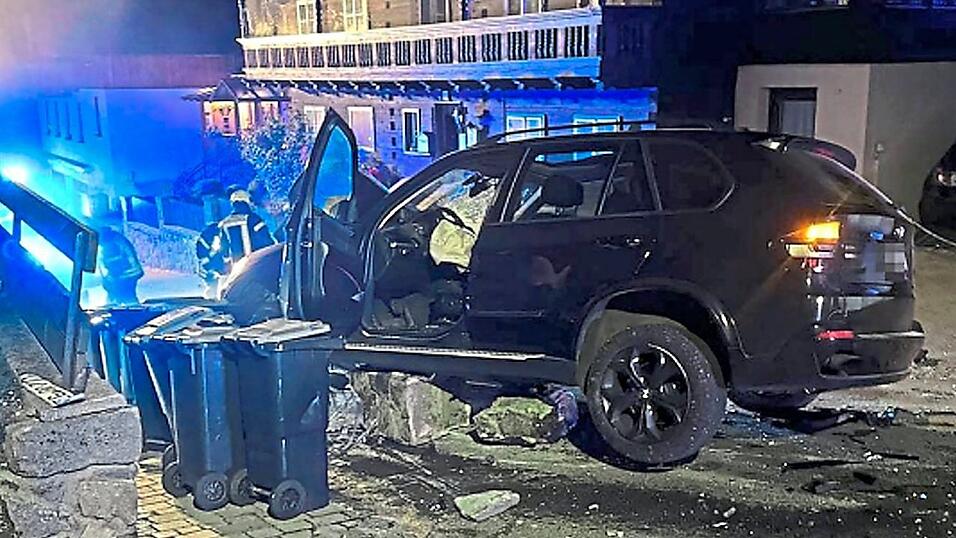 Alkohol im Stra&szlig;enverkehr und damit verbundene Unf&auml;lle spielten im Jahr 2024 eine gr&ouml;&szlig;ere Rolle als noch 2023. Hier fuhr eine stark alkoholisierte Frau gegen eine Steinmauer und floh anschlie&szlig;end zu Fu&szlig;.