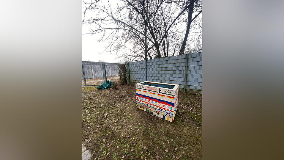 Im Garten am A-Haus gärtnern manche Patienten. Ihre Diagnose ist für sie allgegenwärtig - hier steht der Name des Patienten und §64, Unterbringung wegen Suchterkrankung. Im Garten am A-Haus gärtnern manche Patienten. Ihre Diagnose ist für sie allgegenwärtig - hier steht der Name des Patienten und §64, Unterbringung wegen Suchterkrankung.