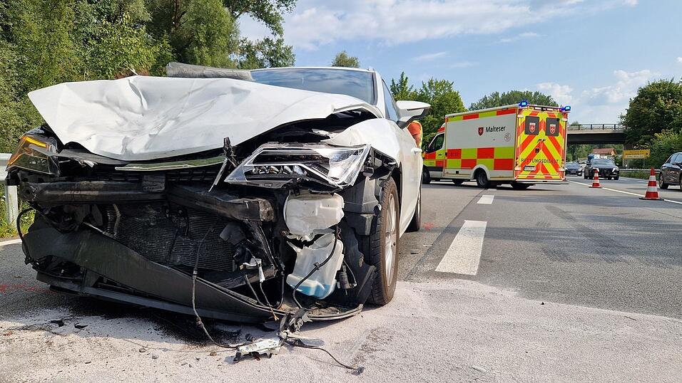 Im auffahrenden Auto wurden die beiden Mitfahrerinnen verletzt.