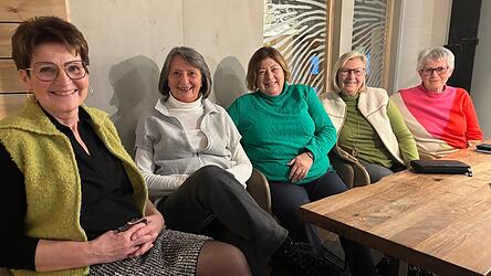 Sie sind und bleiben Teil der Frey-Familie: Hertha, Marianne, Annerose, Renate und Marianne (von links). Bei ihrem monatlichen Stammtisch im Frey-Restaurant geraten sie ins Schw&auml;rmen &uuml;ber alte Zeiten.