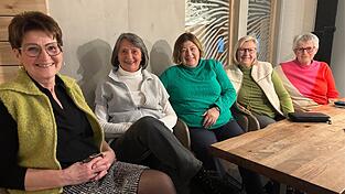 Sie sind und bleiben Teil der Frey-Familie: Hertha, Marianne, Annerose, Renate und Marianne (von links). Bei ihrem monatlichen Stammtisch im Frey-Restaurant geraten sie ins Schw&auml;rmen &uuml;ber alte Zeiten.