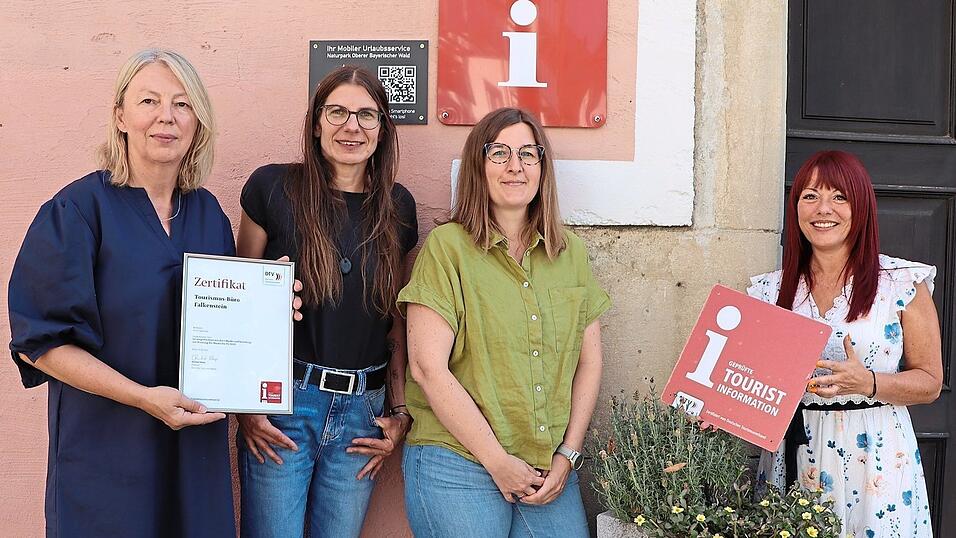 Die Mitarbeiterinnen des Tourismusb&uuml;ros nahmen das Zertifikat entgegen. B&uuml;rgermeisterin Heike Fries h&auml;lt das neue rote Schild, das sie nach der Kontrolle auch bekamen. Es h&auml;ngt bald am hinteren Eingang zum Rathaus.