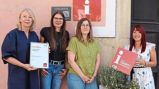 Die Mitarbeiterinnen des Tourismusb&uuml;ros nahmen das Zertifikat entgegen. B&uuml;rgermeisterin Heike Fries h&auml;lt das neue rote Schild, das sie nach der Kontrolle auch bekamen. Es h&auml;ngt bald am hinteren Eingang zum Rathaus.