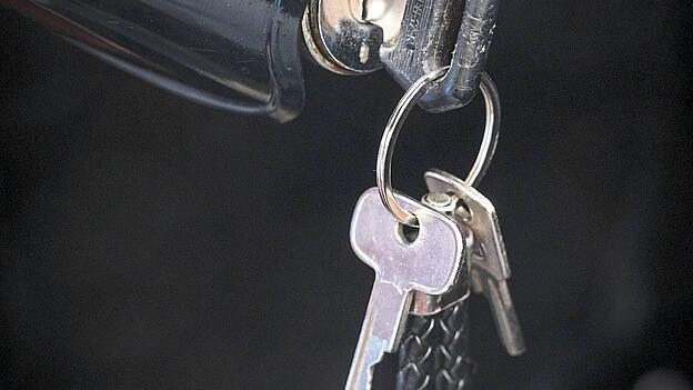 F&uuml;r das Auto des Angeklagten habe es nur noch einen alten Schl&uuml;ssel ohne Funk gegeben, wie in diesem Symbolbild. Staatsanwalt Andreas Steiger hielt einen Diebstahl deshalb f&uuml;r unrealistisch: &bdquo;Kein Dieb macht sich die M&uuml;he, von Auto zu Auto zu gehen und zu schauen, wo der Schl&uuml;ssel schlie&szlig;t.&ldquo;