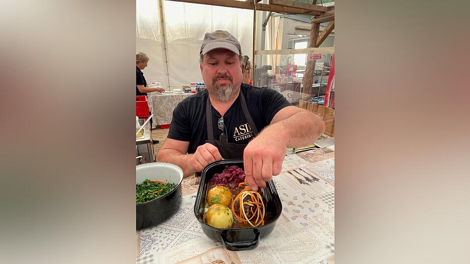 Andreas Schreindorfer und sein Team kümmern sich seit einigen Jahren um die Festküche beim Bad Kötztinger Pfingstvolksfest. Andreas Schreindorfer und sein Team kümmern sich seit einigen Jahren um die Festküche beim Bad Kötztinger Pfingstvolksfest.