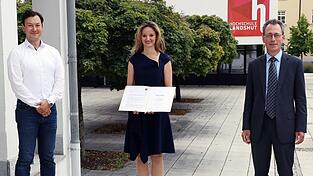 Hochschulpräsident Prof. Dr. Fritz Pörnbacher (rechts) und Konstantin Ziegler, Dekan der Fakultät Interdisziplinäre Studien (links), überreichten die Ernennungsurkunde an Prof. Dr. Aida Anetsberger.