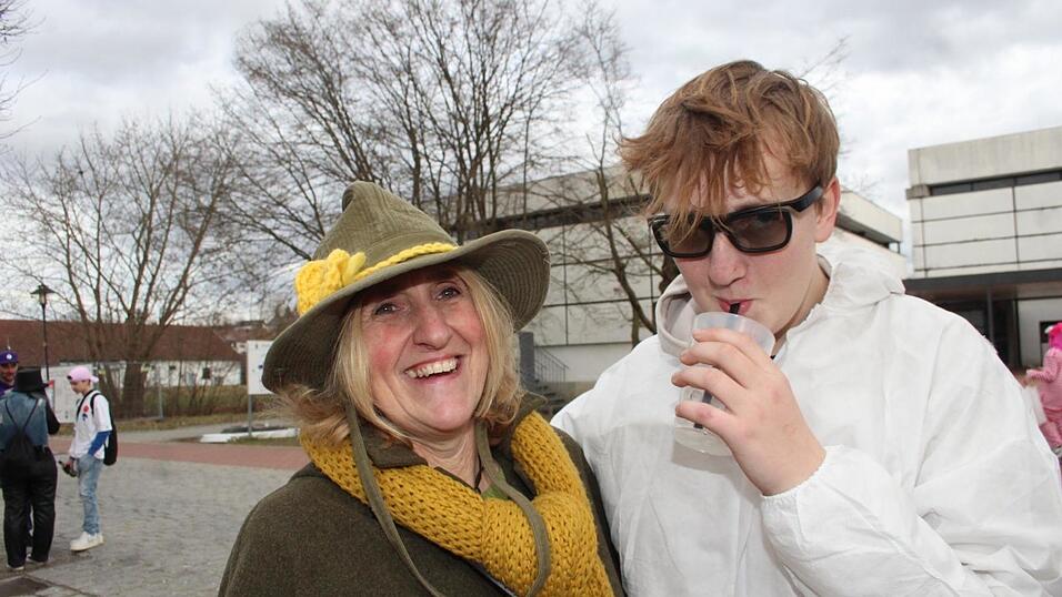 Viele Faschings-Fans haben sich am Samstag den Umzug in Langenbach angesehen. Viele Faschings-Fans haben sich am Samstag den Umzug in Langenbach angesehen.