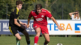 Für Simbachs Verteidiger Vinzenz Able (in schwarz) gibt es im Spiel gegen Sallach ein Wiedersehen mit Johannes Lex, die beiden spielten bei der SpVgg GW Deggendorf zusammen.