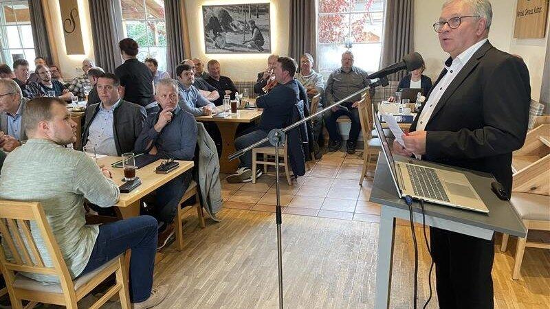 Der Aufsichtsratsvorsitzende der EF Friedhelm Dickow auf der Versammlung.