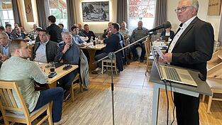 Der Aufsichtsratsvorsitzende der EF Friedhelm Dickow auf der Versammlung.