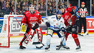 Skyler McKenzie (wei&szlig;es Trikot) gibt in dieser Szene sein Bestes, um Unruhe vor Felix Br&uuml;ckmann zu stiften. Zu h&auml;ufig schafften es die Tigers aber nicht, vor dem starken Haie-Keeper f&uuml;r Verkehr zu sorgen.