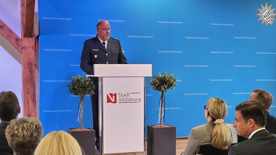 Der neue Dienststellenleiter der Polizeiinspektion Vilsbiburg, Andreas Zenger, h&auml;lt seine Antrittsrede im Saal der Volkshochschule.