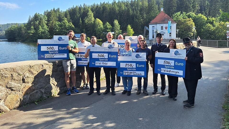 Vereine und Institutionen aus der Region freuten sich über die Spenden. Übergeben wurden sie von Vorstand Günter Winter und Werkleiter Stephan Neumeier. Vereine und Institutionen aus der Region freuten sich über die Spenden. Übergeben wurden sie von Vorstand Günter Winter und Werkleiter Stephan Neumeier.