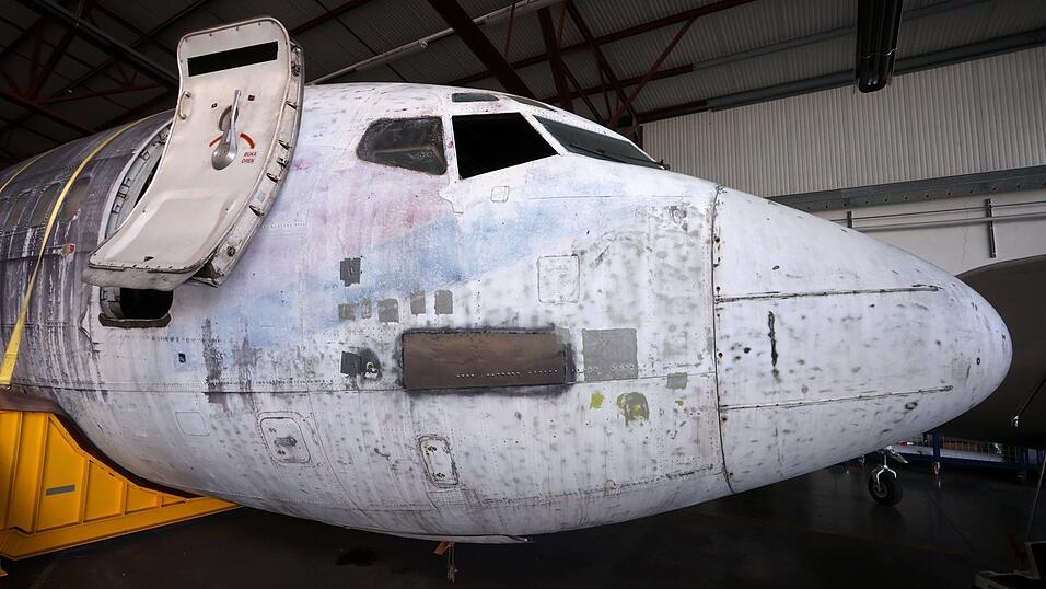 Der Rumpf der im Jahr 1977 entführten Lufthansa-Maschine 'Landshut' steht in einem Hangar des Bodensee-Airports. Der Rumpf der im Jahr 1977 entführten Lufthansa-Maschine 'Landshut' steht in einem Hangar des Bodensee-Airports.