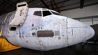 Der Rumpf der im Jahr 1977 entführten Lufthansa-Maschine 'Landshut' steht in einem Hangar des Bodensee-Airports.