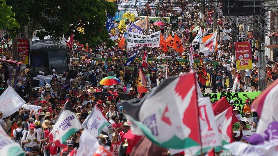 Tausende Indigene und internationale Klimaschützer zogen durchs Zentrum der Millionenstadt Belém. Tausende Indigene und internationale Klimaschützer zogen durchs Zentrum der Millionenstadt Belém.