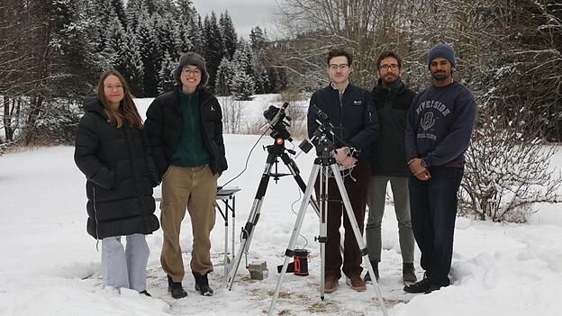 Das Team der TU M&uuml;nchen (v. l.): Lara Schuberth, Dr. Sydney Dolan, Gordon Hahmeyer, Jaspar Sindermann, Rugved Arge. Auf den Stativen sind die Eventkameras montiert.