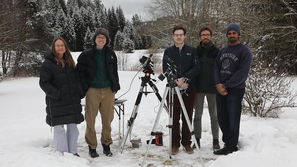 Das Team der TU M&uuml;nchen (v. l.): Lara Schuberth, Dr. Sydney Dolan, Gordon Hahmeyer, Jaspar Sindermann, Rugved Arge. Auf den Stativen sind die Eventkameras montiert.