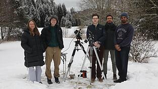 Das Team der TU M&uuml;nchen (v. l.): Lara Schuberth, Dr. Sydney Dolan, Gordon Hahmeyer, Jaspar Sindermann, Rugved Arge. Auf den Stativen sind die Eventkameras montiert.