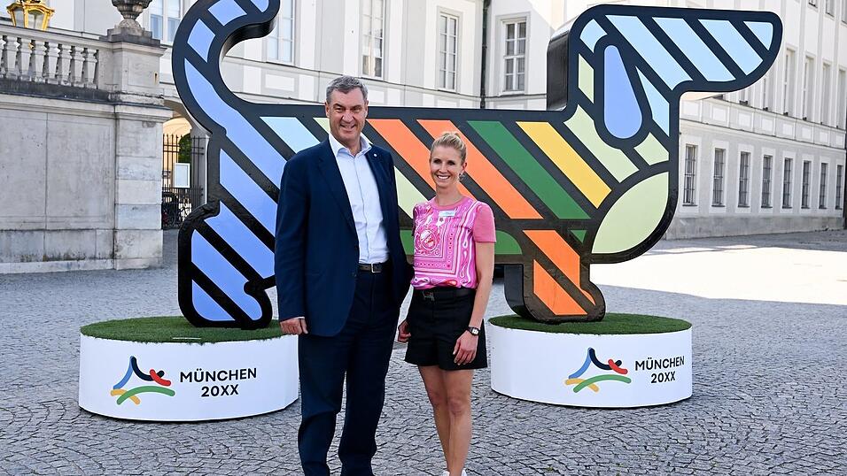 Ein riesiger Werbedackel mit Bayerns Ministerpr&auml;sident Markus S&ouml;der (CSU/l) und Olympiasiegerin Jessica von Bredlow-Werndl. (Archivbild)