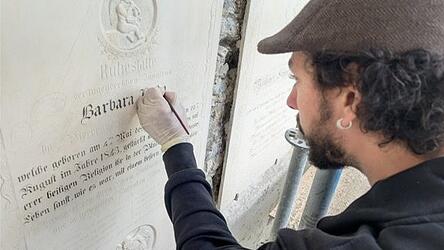 Steinmetz und Bildhauer Daniel Salimi restauriert mit ruhiger Hand und viel Geschick die Epitaphe auf dem Bogenberg. Steinmetz und Bildhauer Daniel Salimi restauriert mit ruhiger Hand und viel Geschick die Epitaphe auf dem Bogenberg.