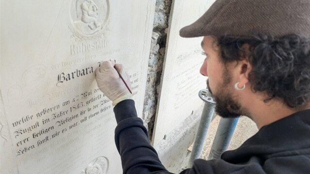 Steinmetz und Bildhauer Daniel Salimi restauriert mit ruhiger Hand und viel Geschick die Epitaphe auf dem Bogenberg. Steinmetz und Bildhauer Daniel Salimi restauriert mit ruhiger Hand und viel Geschick die Epitaphe auf dem Bogenberg.