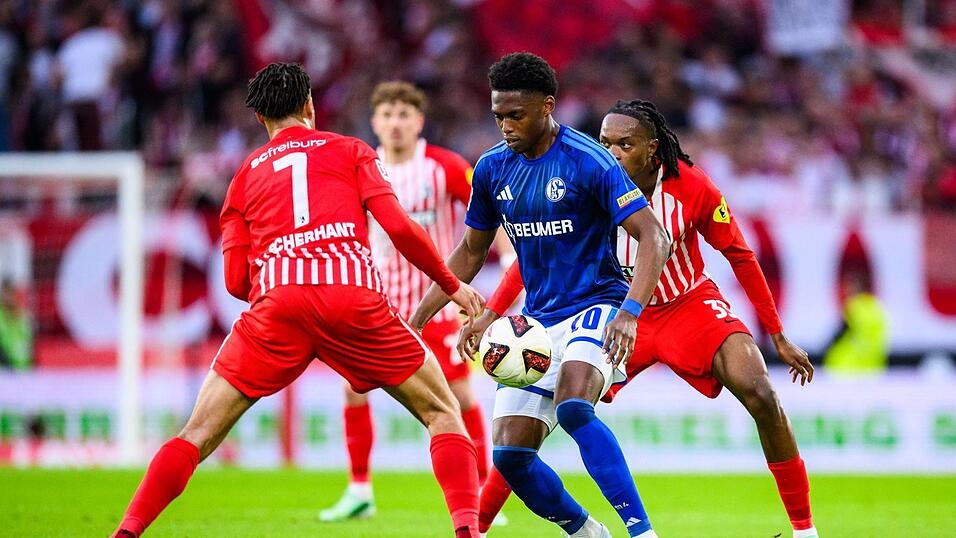 Umzingelt: Schalkes Junior Adamu (M.) gegen Ex-Club Freiburg. Umzingelt: Schalkes Junior Adamu (M.) gegen Ex-Club Freiburg.