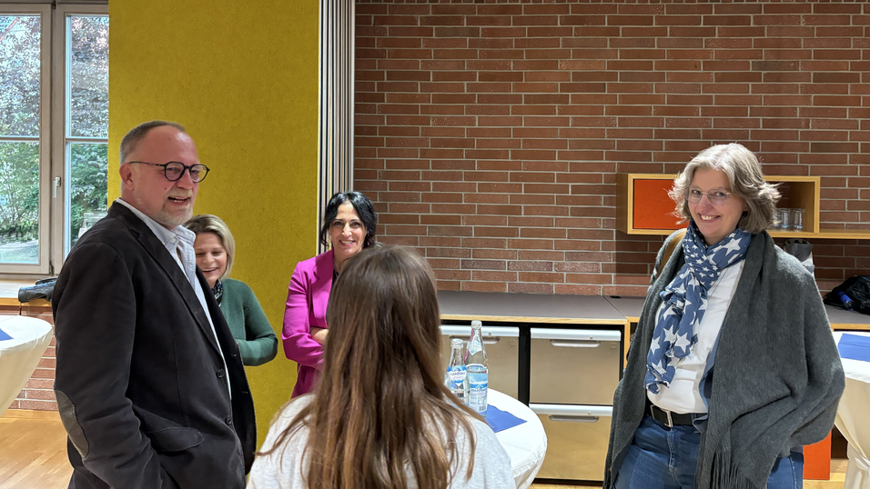 Jetzt warten alle bei Getränken und Häppchen auf die Ergebnisse in Straubing. Jetzt warten alle bei Getränken und Häppchen auf die Ergebnisse in Straubing.