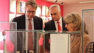 Markus Blume (von links) und Thomas Burger ließen sich figürliche Werke minderjähriger Künstler von Kathrin Fuchshuber erklären. Markus Blume (von links) und Thomas Burger ließen sich figürliche Werke minderjähriger Künstler von Kathrin Fuchshuber erklären.