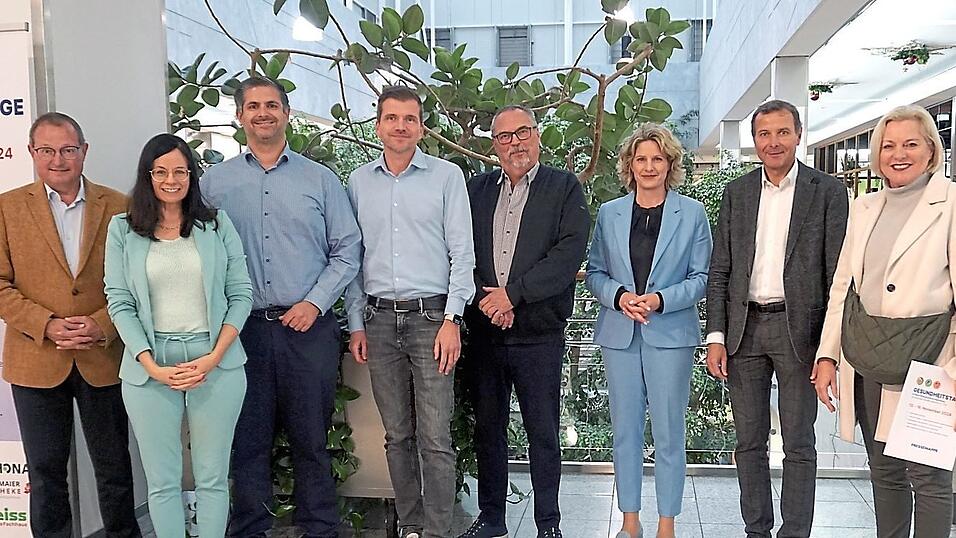 Die Anbieter und Organisatoren der Gesundheitstage mit Bürgermeisterin Astrid Freudenstein (Dritte von rechts) und DEZ-Geschäftsführer Thomas Zink (Zweiter von rechts).