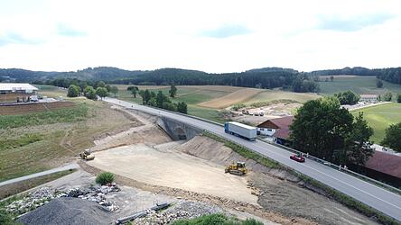 Der Bau der n&auml;chsten Umfahrung l&auml;uft: Auch die Geh- und Radwegbr&uuml;cke auf der B85 bei Miltach muss abgerissen werden.