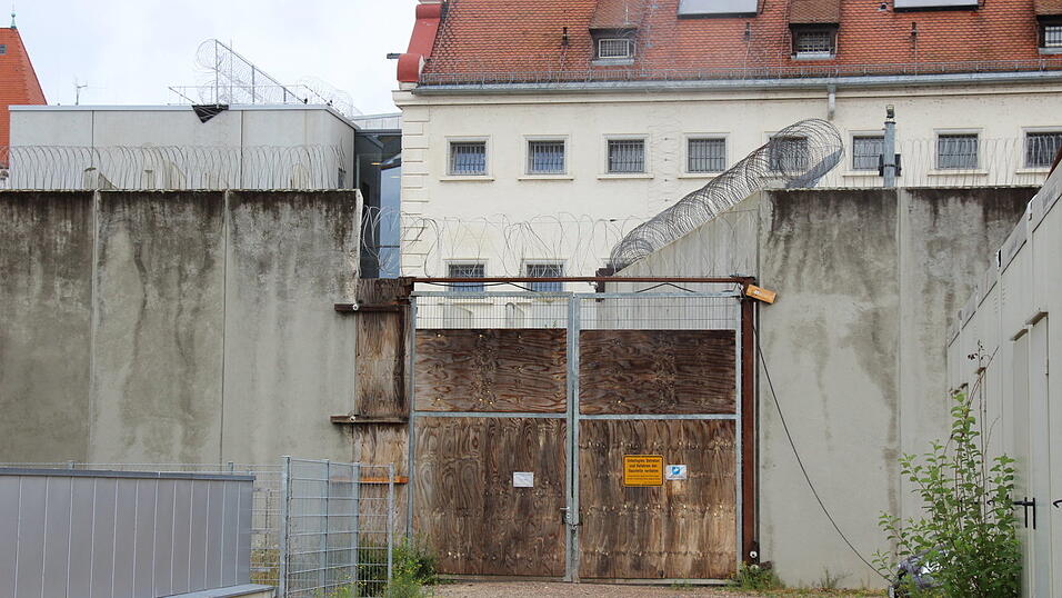 Die Häftlinge mussten die JVA verlassen, damit die Bombe entschärft werden kann.