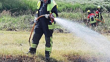 Die Feuerwehrleute sind an mehreren Stellen gleichzeitig im Einsatz.
