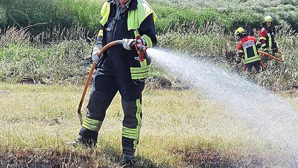 Die Feuerwehrleute sind an mehreren Stellen gleichzeitig im Einsatz.