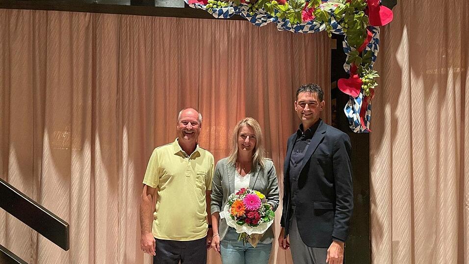 Dank fürs Engagement (v. l.) Vorstand Oliver Schoyerer, scheidende zweite Vorsitzende Sandra Groth und Bürgermeister Andreas Liebl Dank fürs Engagement (v. l.) Vorstand Oliver Schoyerer, scheidende zweite Vorsitzende Sandra Groth und Bürgermeister Andreas Liebl