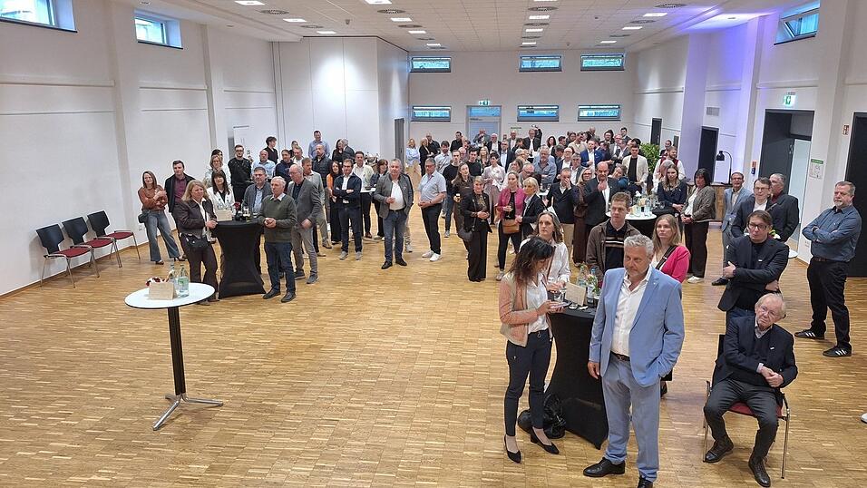 Die Vertreter der Unternehmen platzierten sich locker um die aufgestellten Stehtische und suchten das Gespr&auml;ch.