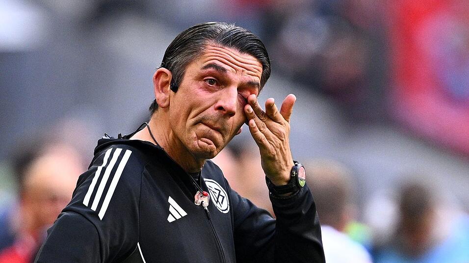 Schiedsrichter Deniz Aytekin zeigt bei seinem letzten Bundesliga-Einsatz Emotionen. Schiedsrichter Deniz Aytekin zeigt bei seinem letzten Bundesliga-Einsatz Emotionen.