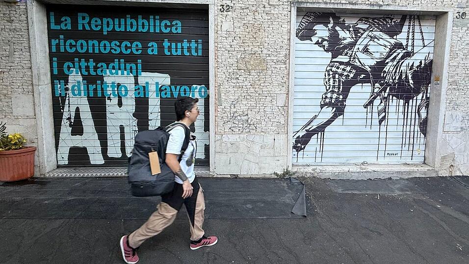 Anders als in den deutschen Innenstädten mit ihren vielen Schaufenstern hat in Italien noch so gut wie jedes Geschäft die schweren metallenen Rollläden. Anders als in den deutschen Innenstädten mit ihren vielen Schaufenstern hat in Italien noch so gut wie jedes Geschäft die schweren metallenen Rollläden.