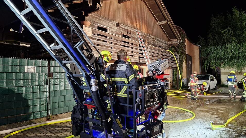 Auch die Drehleiter der Landauer Feuerwehr wurde angefordert.