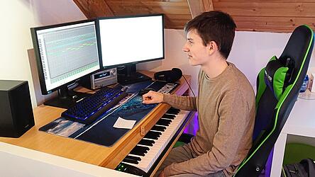 Seine &bdquo;Musikfragmente&ldquo; spielt Zacharias Fichtner am PC ein, bearbeitet und speichert sie, um dann stetig weiter an ihnen zu arbeiten, bis sie ein fertiges Lied ergeben.