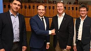 MdB Florian Ossner und die CSU-Ortsvorsitzenden gratulieren Jürgen Frank zur Wahl zum Bürgermeisterkandidaten der CSU Geisenhausen.